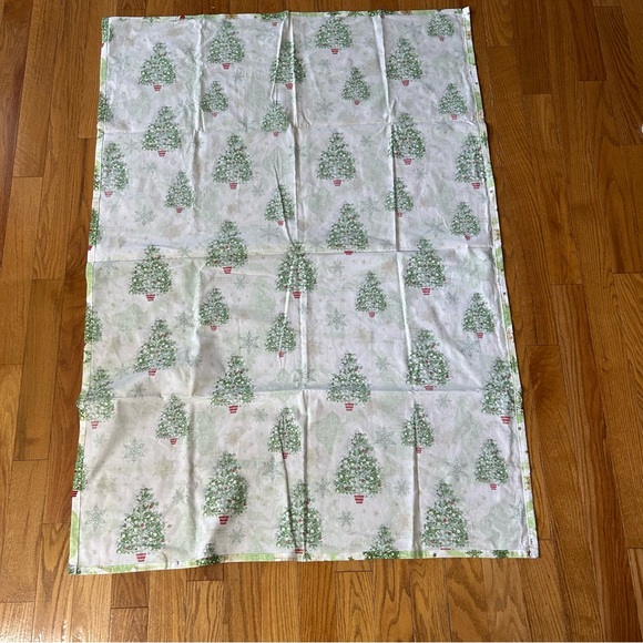 Lovely Little 🎄🎄🎄 Christmas Tree Tablecloth in beautiful colours - Picture 4 of 6